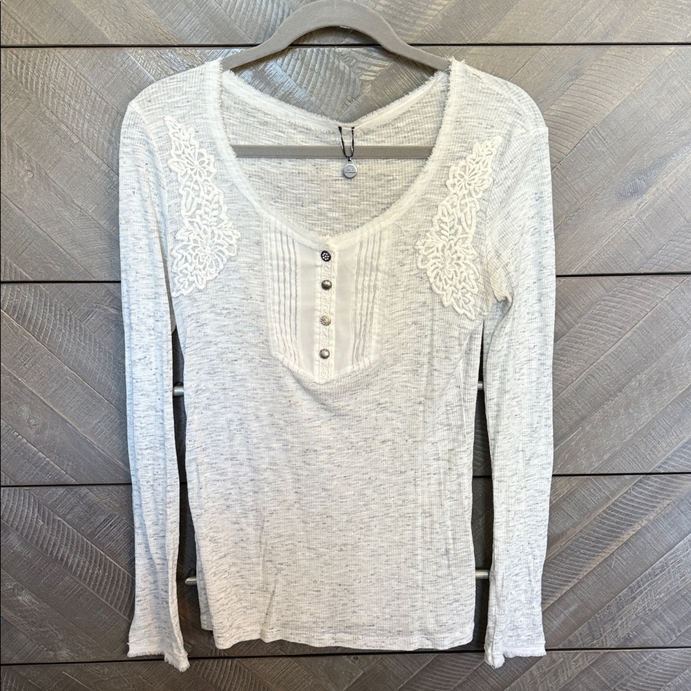 BKE Lace Accent Women's Top in Light Gray